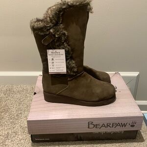 bearpaw boots, size11, cuts small